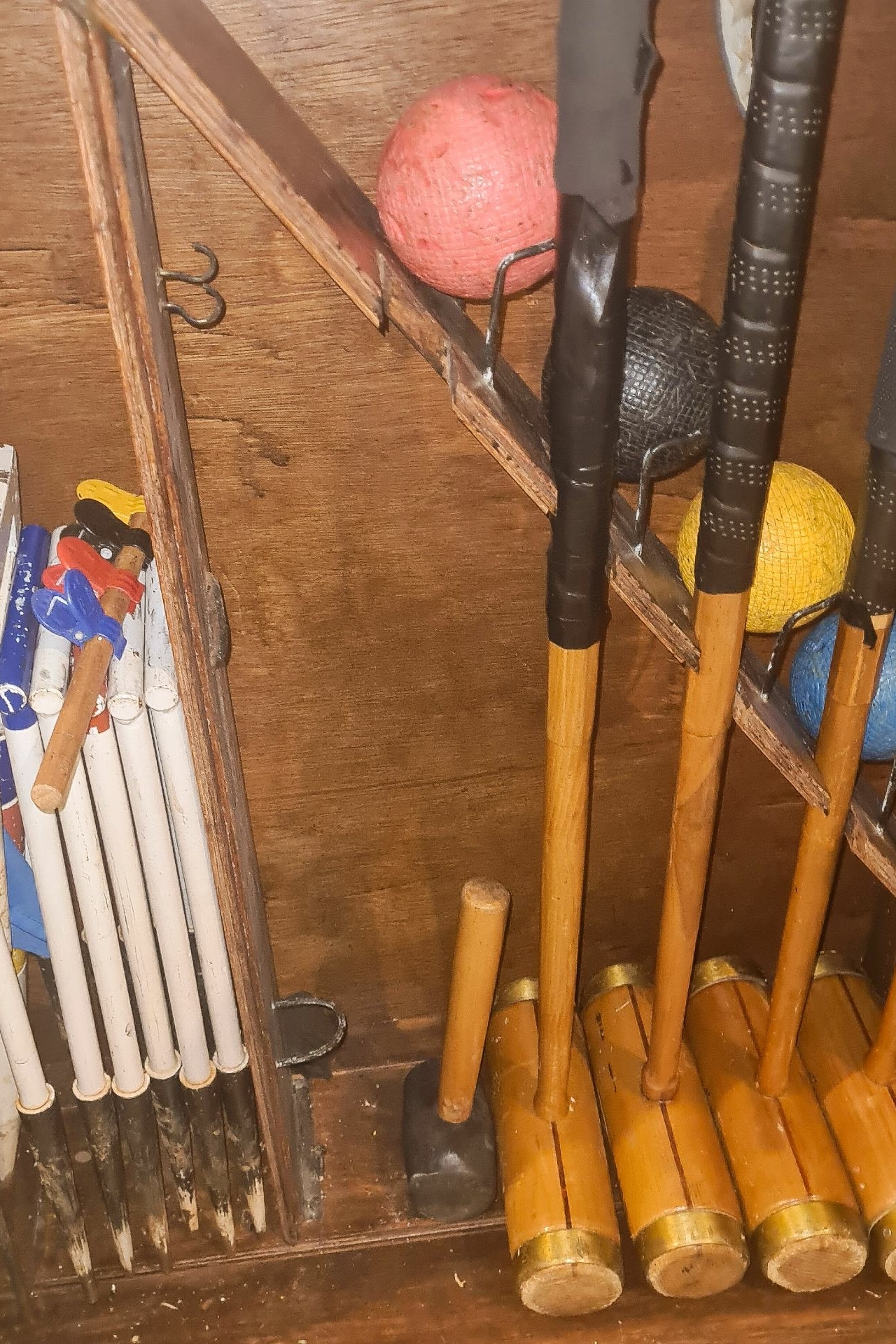 Kinderen spelen in de tuin van Jetwing Lake