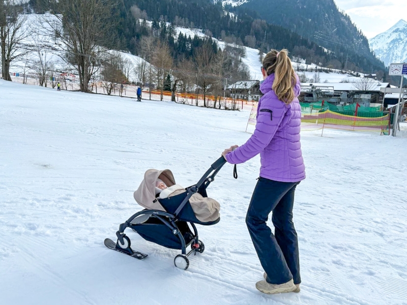 Kinderwagen met ski wintersport