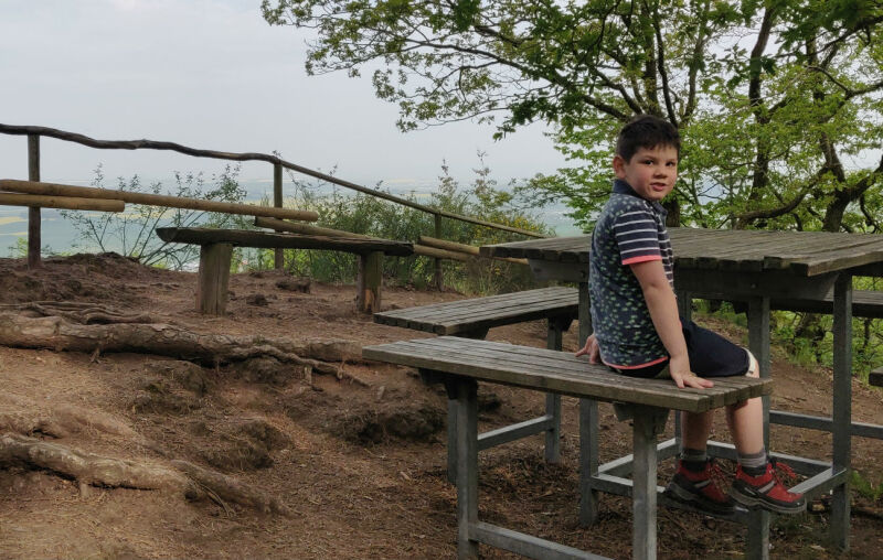 Picknicktafel en uitzichtpunt tijdens kindvriendelijke wandeling op het Vulkanpfad in de Eifel