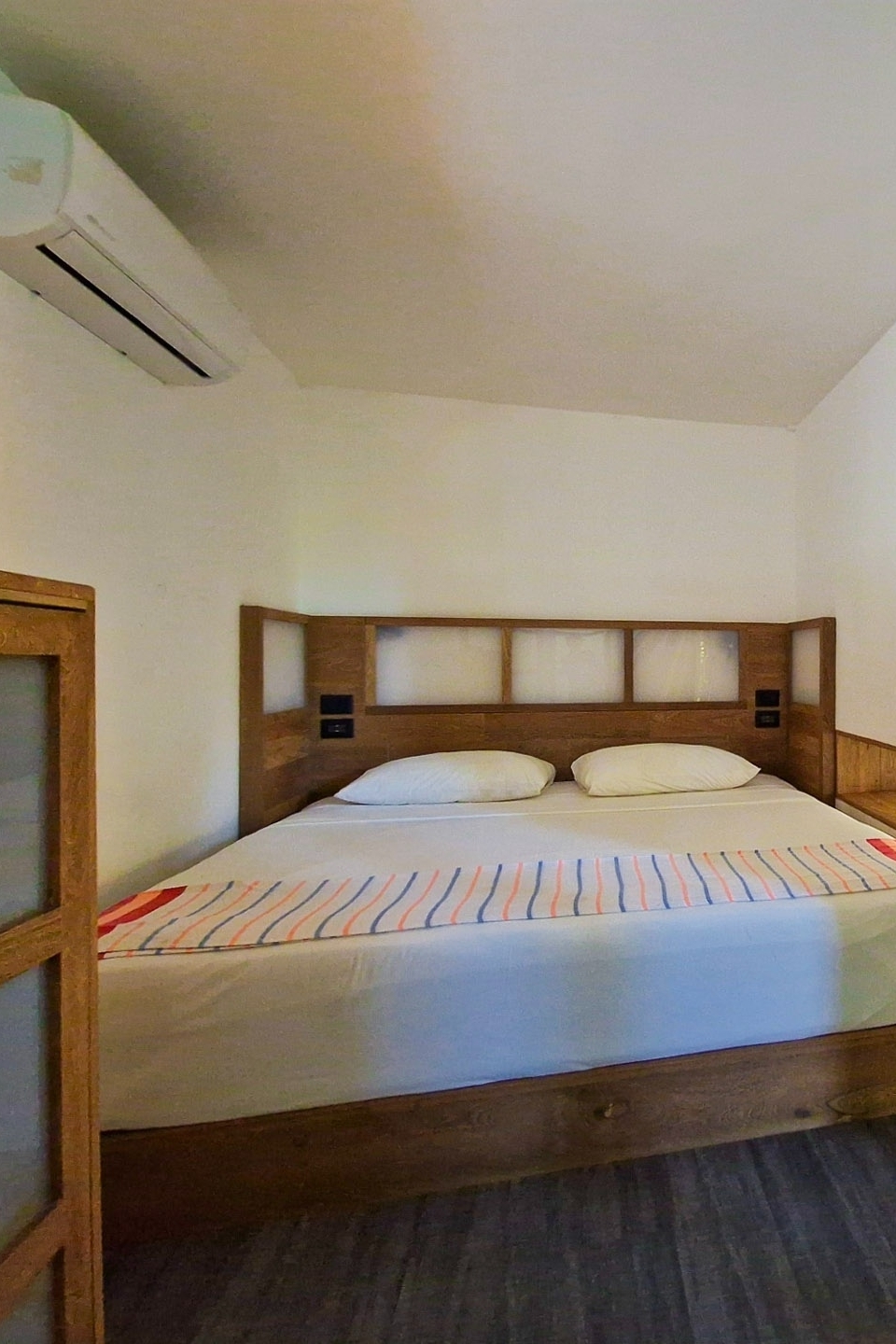 Kingsize bed Restaurant eten bij NOMA San Agustinillo Mexico Kingsize bed Restaurant eten bij NOMA San Agustinillo Mexico