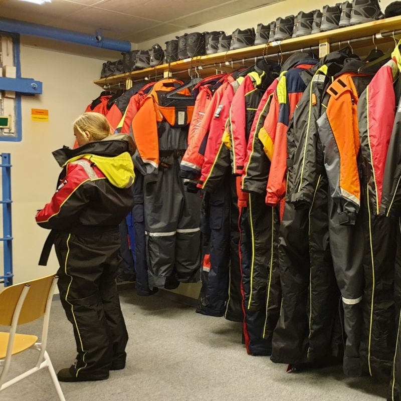 Welke kleding draag je tijdens een sneeuwscooter tocht?