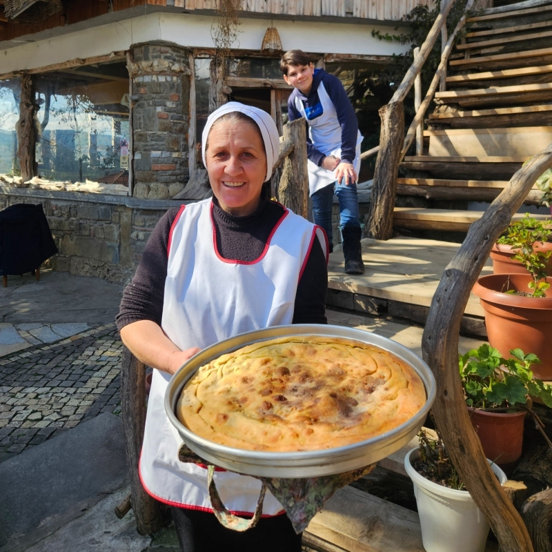 Kookworkshop Albanie Lucas kookt met mama Lumturie