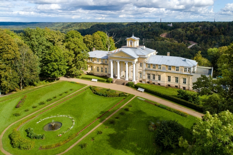 Luchtbeeld van het Krimulda landhuis tussen de groene heuvels bij Sigulda in Gauja Nationaal Park.