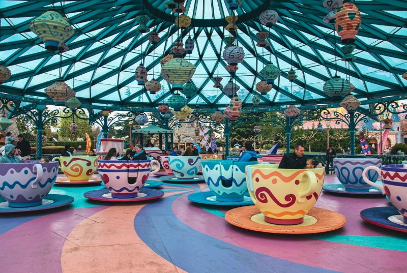 Kleurrijke kopjesattractie in Disneyland Parijs