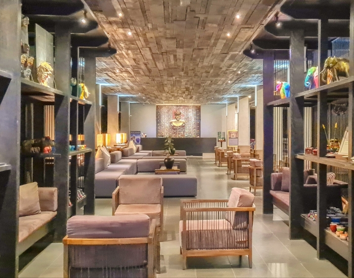 Lobby van Jetwing Lake met kunstwerk King Walagamba