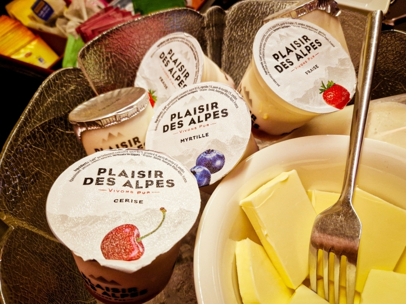 Lokaal ontbijt met yoghurt en boter bij Le Toî du Monde