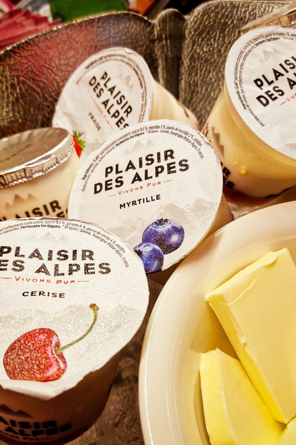 Lokaal ontbijt met yoghurt en boter bij Le Toî du Monde