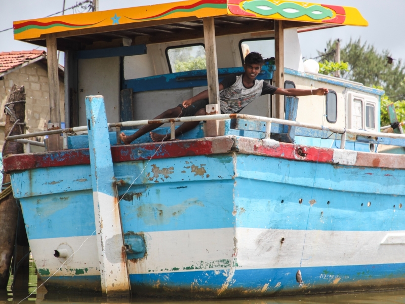 Lokale vissers en boten op de Dutch Canal bij Negombo Lokale vissers en boten op de Dutch Canal bij Negombo