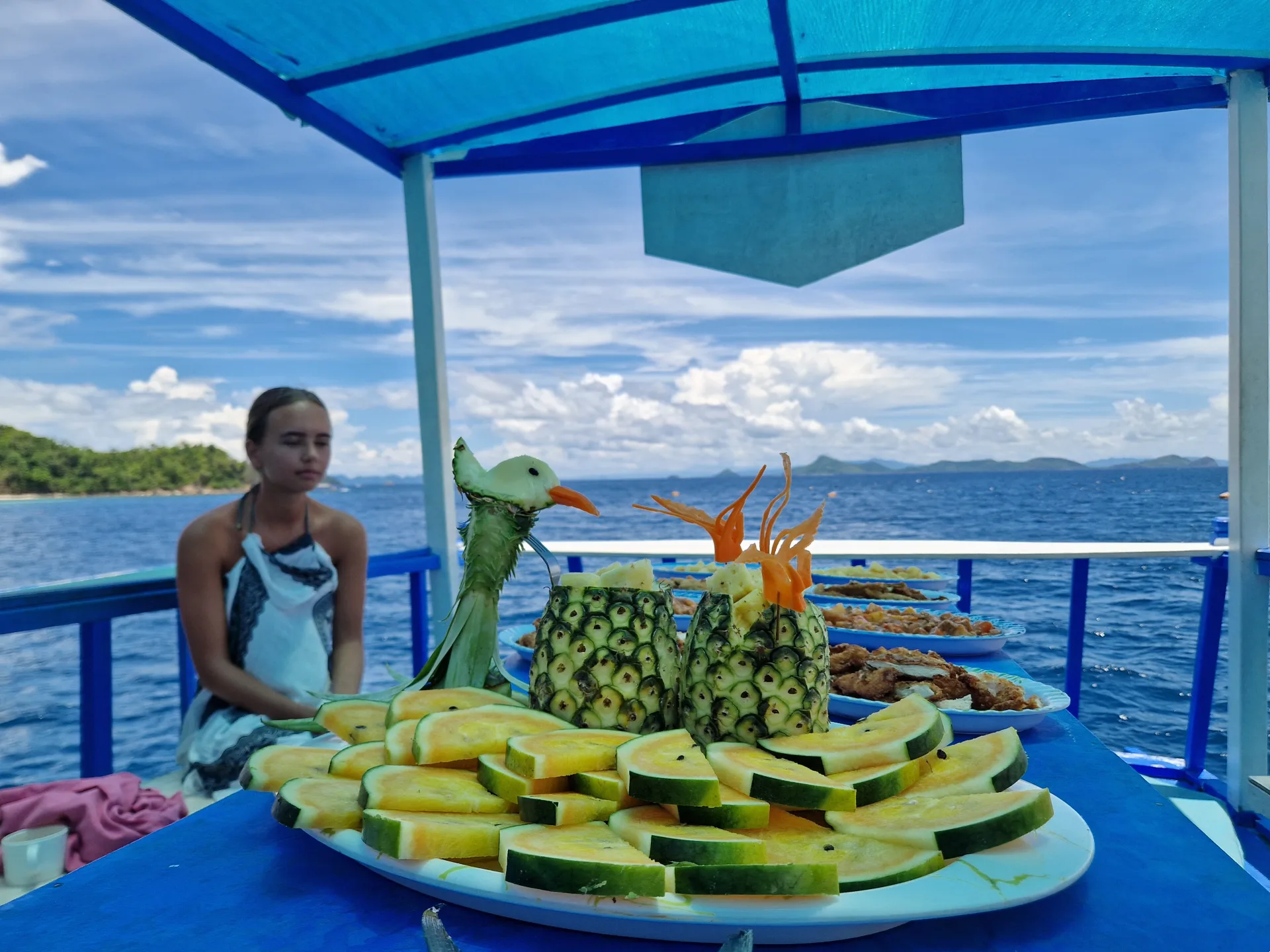 Vers fruit en lunch aan boord tijdens de Coron El Nido expeditie