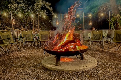 Makakatana Bay Lodge kampvuur in de boma
