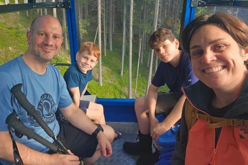 Gezin zit samen in de gondel van de Rosenalmbahn onderweg naar Fichtenwelt in het Zillertal