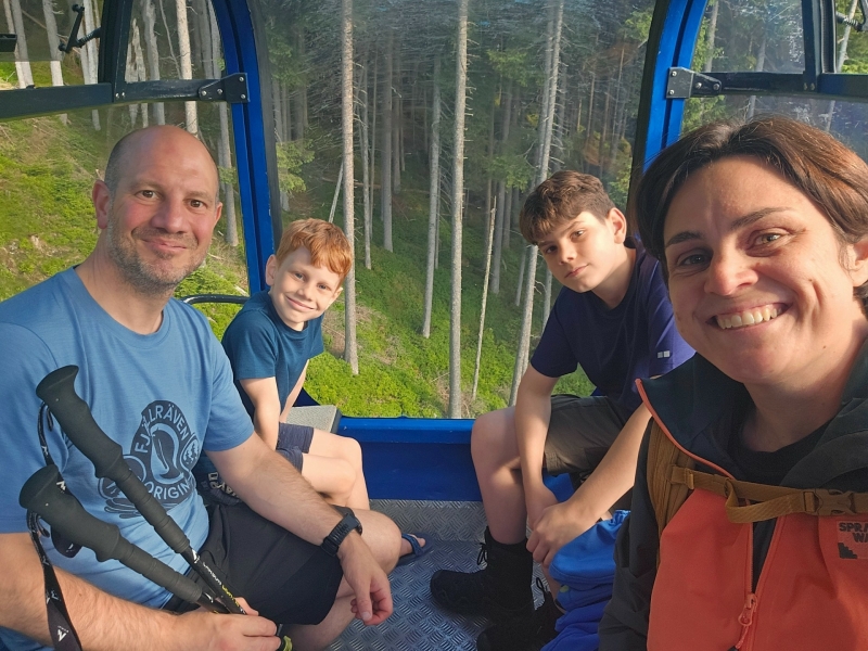 Gezin zit samen in de gondel van de Rosenalmbahn onderweg naar Fichtenwelt in het Zillertal
