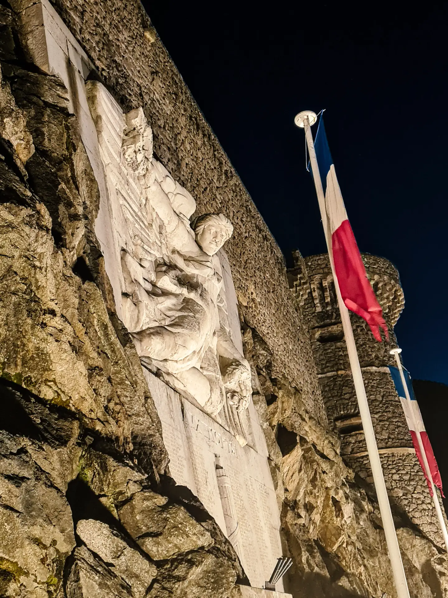 Monument en kasteelmuur in Tournon-sur-Rhône