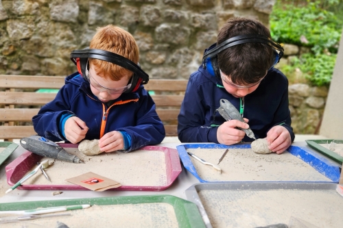 Museum Ardeche met kinderen fossielen