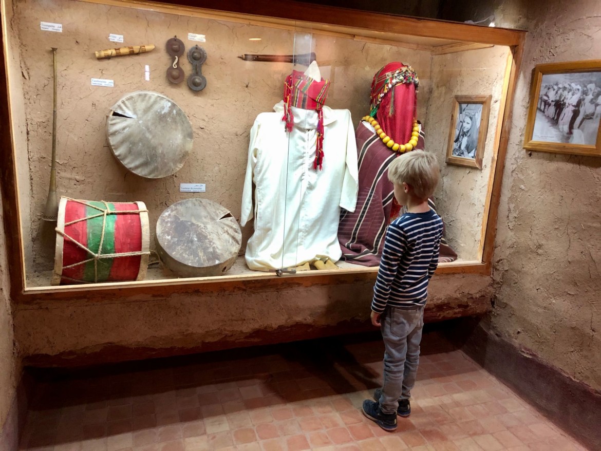 Ksar van El Khorbat met kinderen