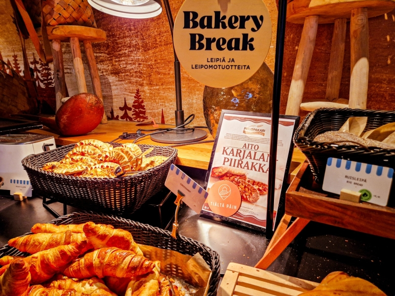 Ontbijtbuffet met verse broodjes in Break Sokos Hotel Tahko