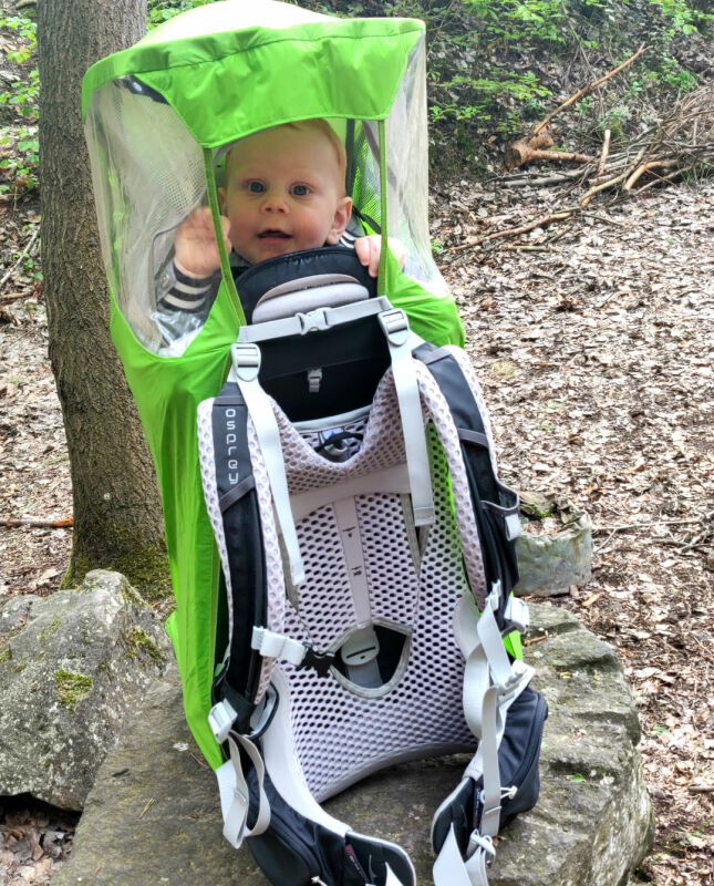 Osprey Poco AG Plus rugdrager met regenhoes tijdens wandelen in de Eifel