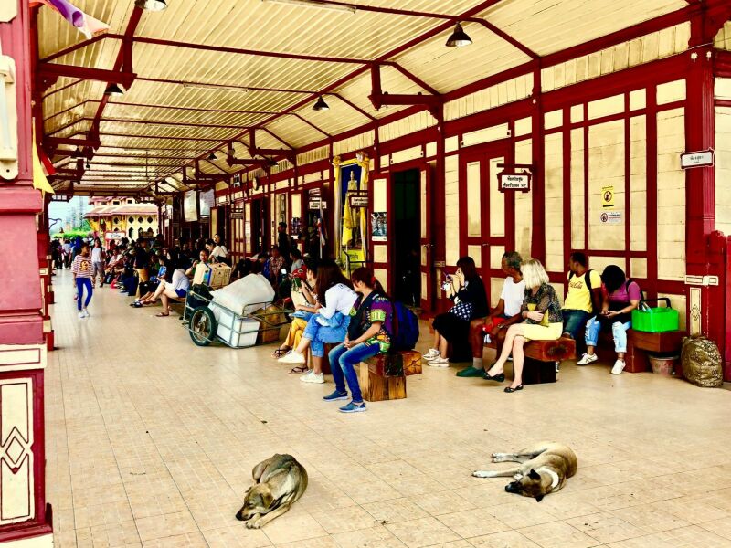 Treinstation Hua Hin Thailand met kinderen Treinstation Hua Hin Thailand met kinderen