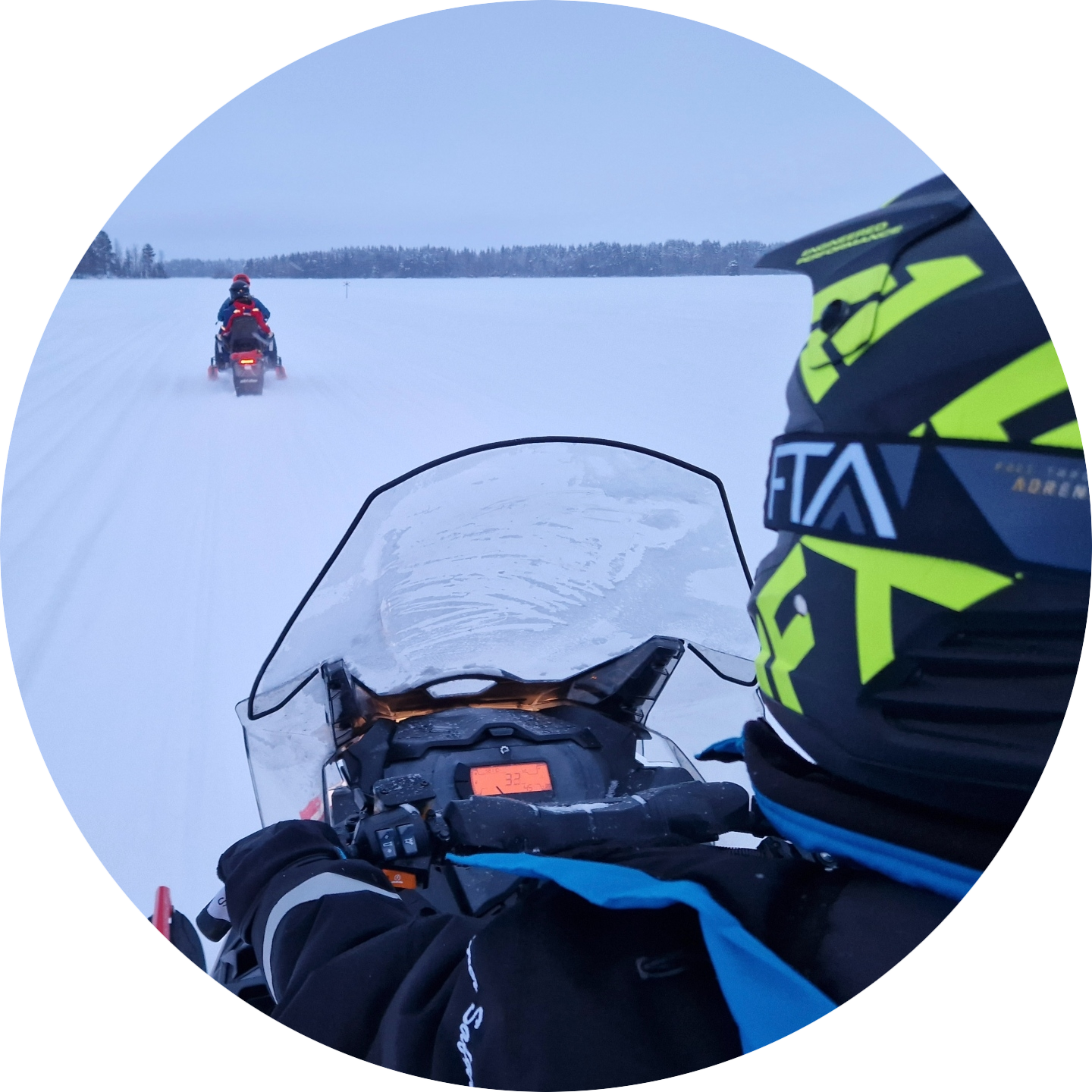 POV vanaf de sneeuwscooter op een bevroren meer in Tahko met de gids voor ons
