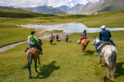 Paardrijden in Son Kul Kirgizie met kinderen Paardrijden in Son Kul Kirgizie met kinderen