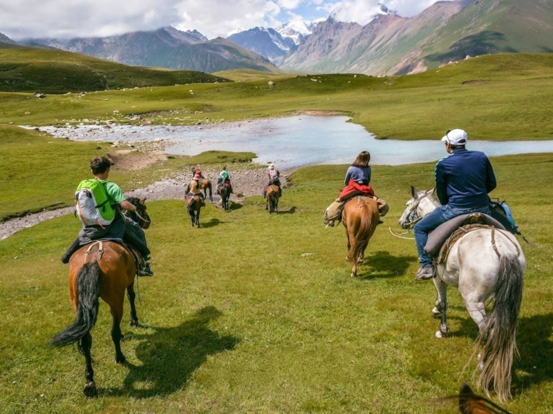 Paardrijden in Son Kul Kirgizie met kinderen