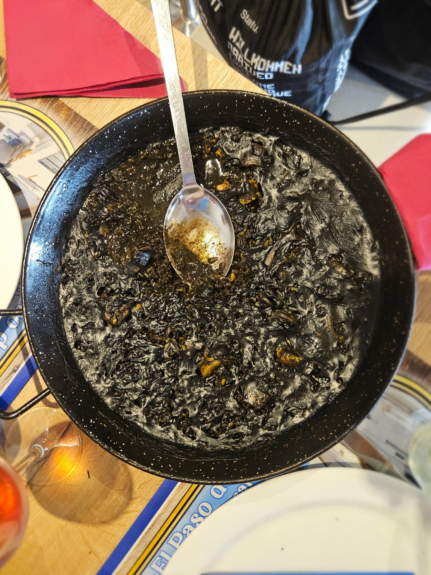 Paella de arroz negro Arroz negro eten aan de Costa Blanca met kinderen