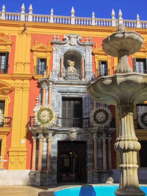 Palacio Episcopal Málaga aan Plaza del Obispo Gevel van het Palacio Episcopal in Málaga met fontein op de voorgrond