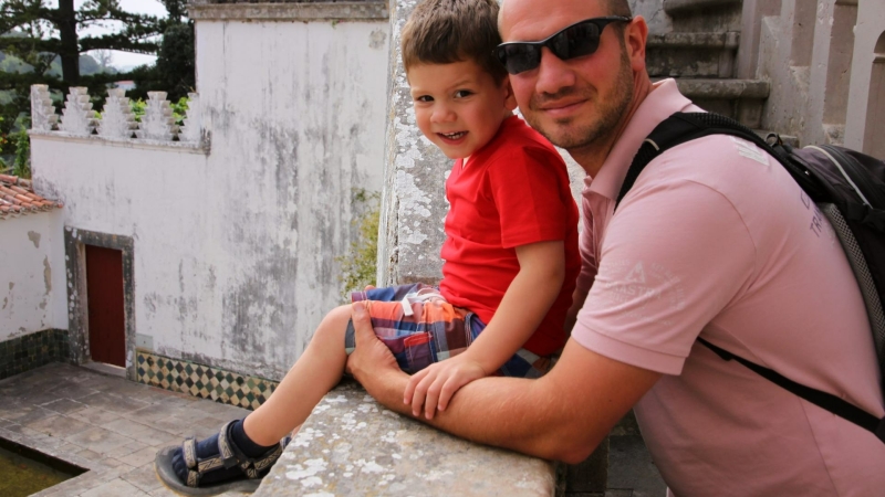 Paleis van Sintra met een klein kind