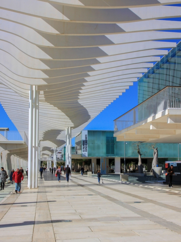 Palmeral de las Sorpresas in de haven van Málaga Moderne wandelpromenade Palmeral de las Sorpresas in de haven van Málaga