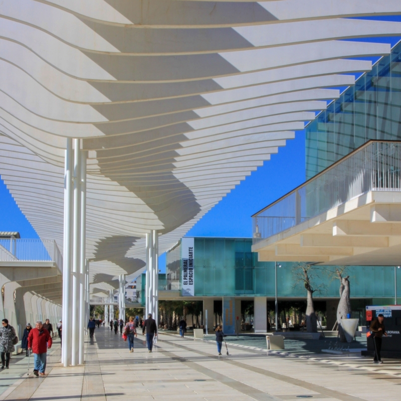 Palmeral de las Sorpresas in de haven van Málaga Moderne wandelpromenade Palmeral de las Sorpresas in de haven van Málaga