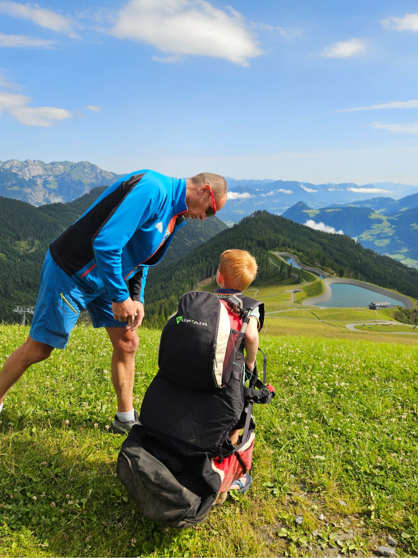 Uitzicht tijdens het paragliden in de bergen van het Zillertal