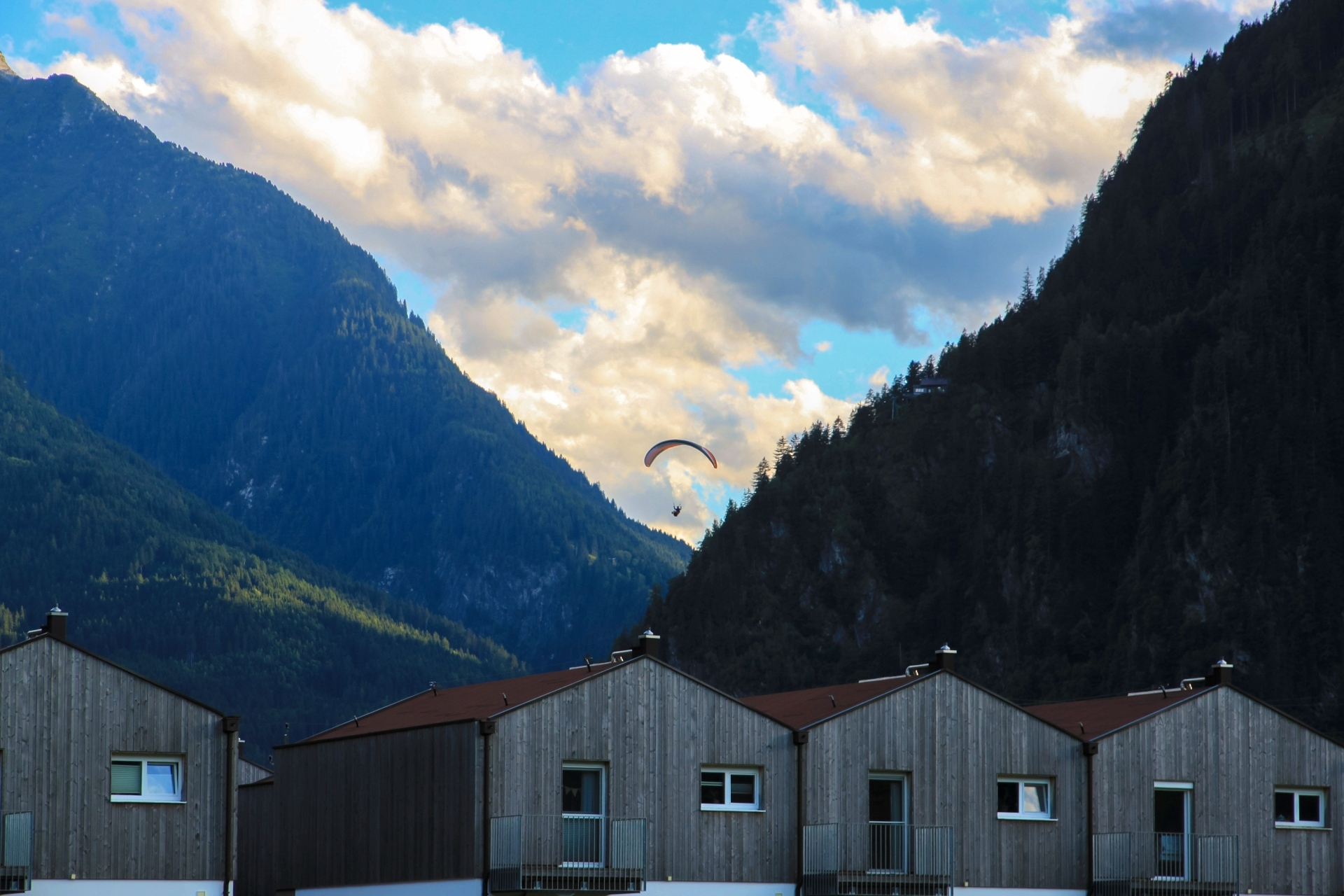 Paragliden boven het Zillertal als bijzondere gezinsactiviteit in Oostenrijk