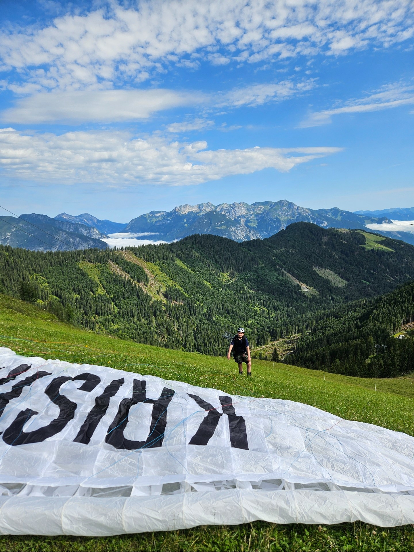 Kinderen na een bijzondere paraglidingvlucht in het Oostenrijkse Zillertal