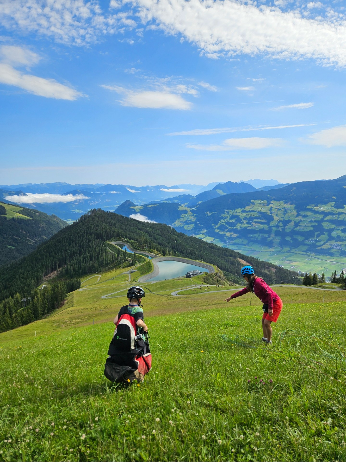 Paragliden met kinderen boven het groene berglandschap van Tirol