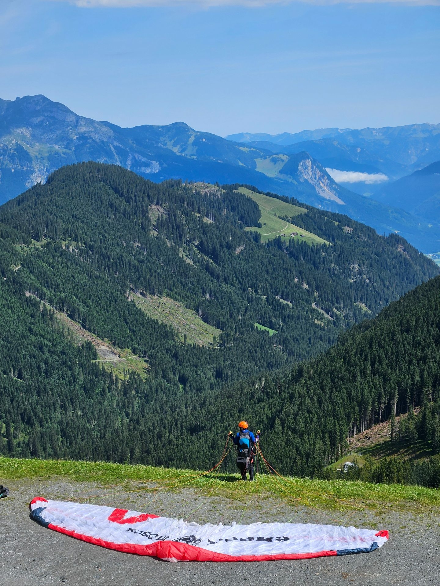 Ontspannen tandemvlucht tijdens het paragliden met kinderen in het Zillertal