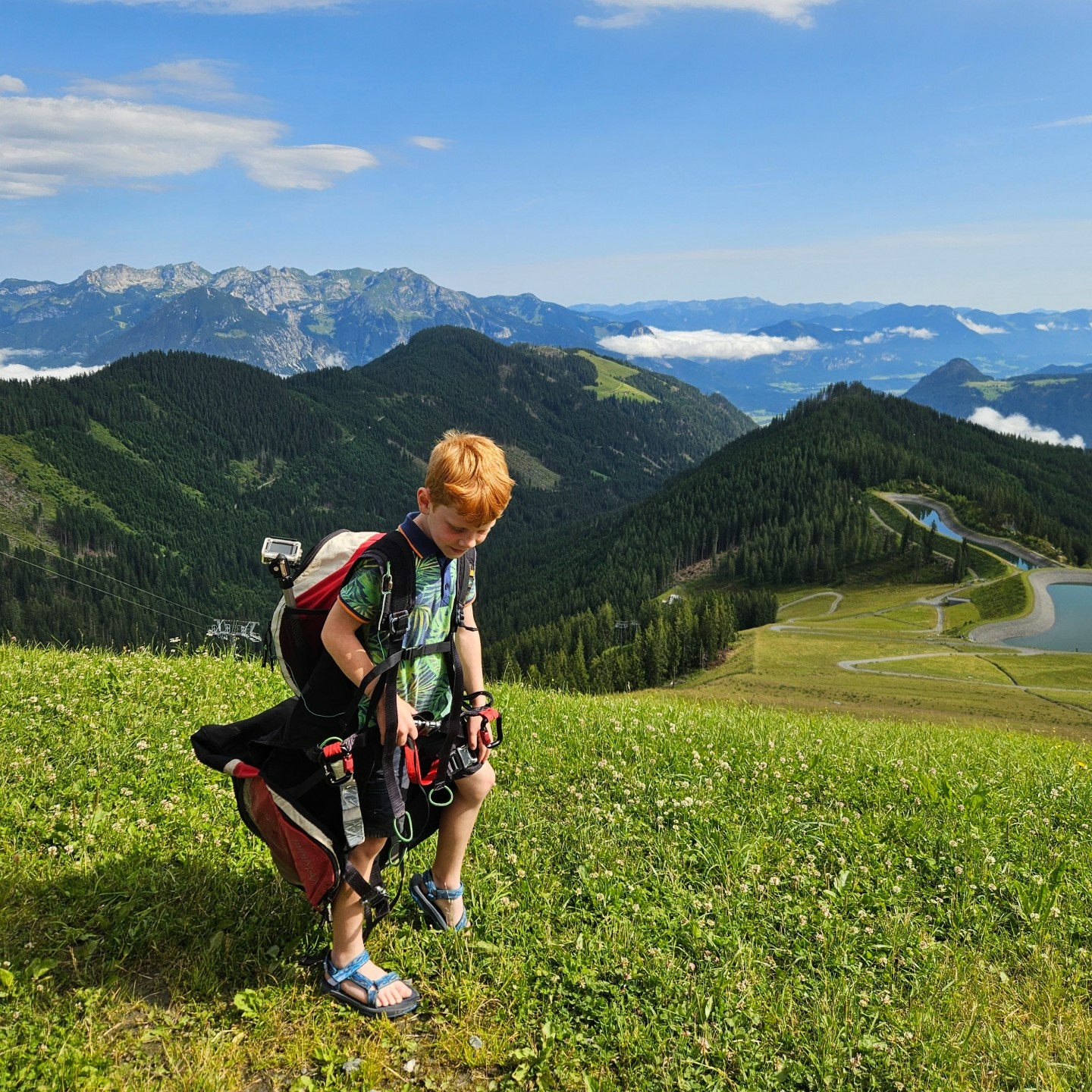 Kinderen paragliden met een tandempiloot boven het Zillertal