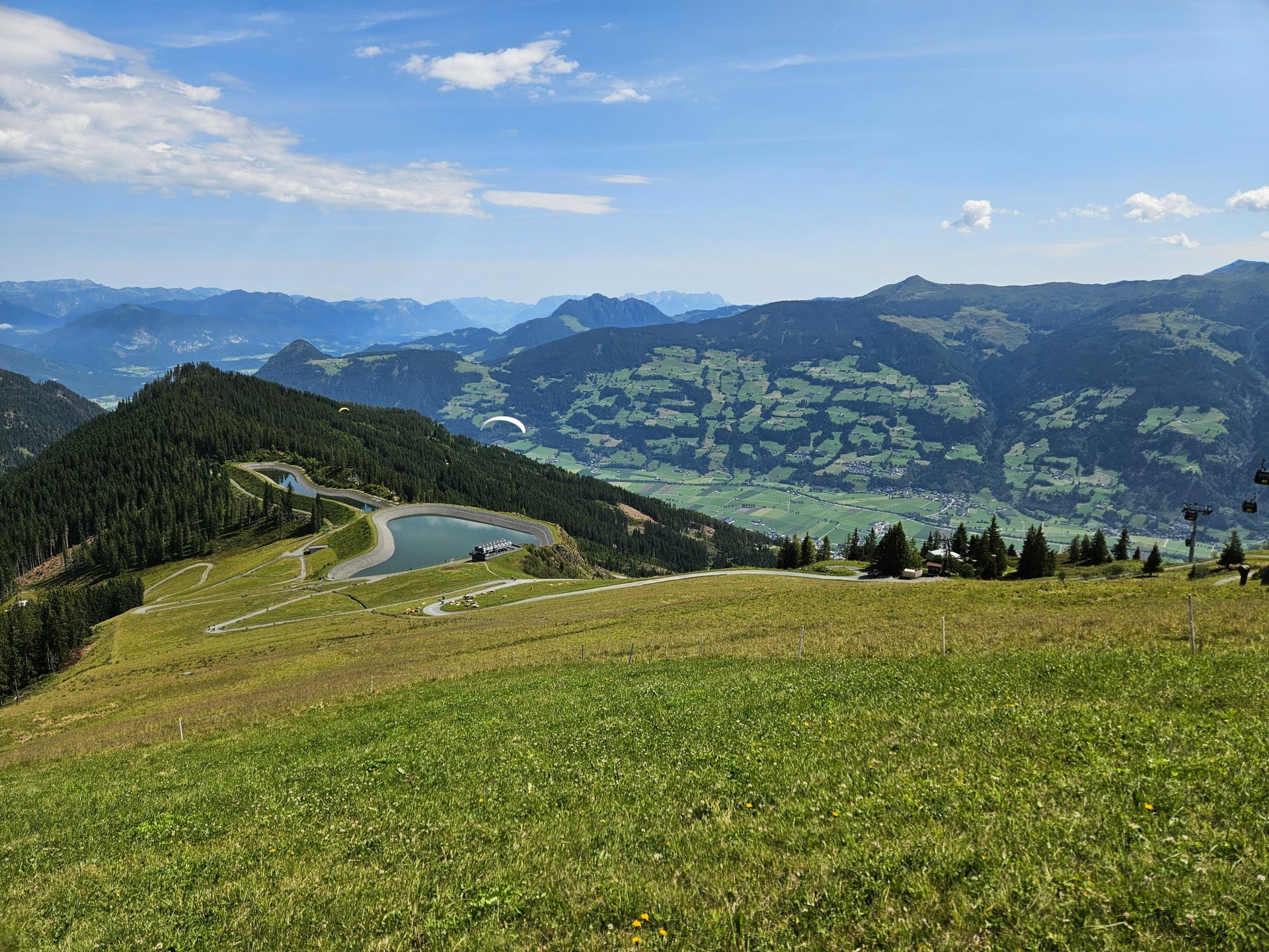 Tandemparaglider boven het berglandschap van het Zillertal in Tirol