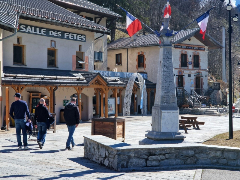 Peisey dorpsplein met fontein en vlaggen