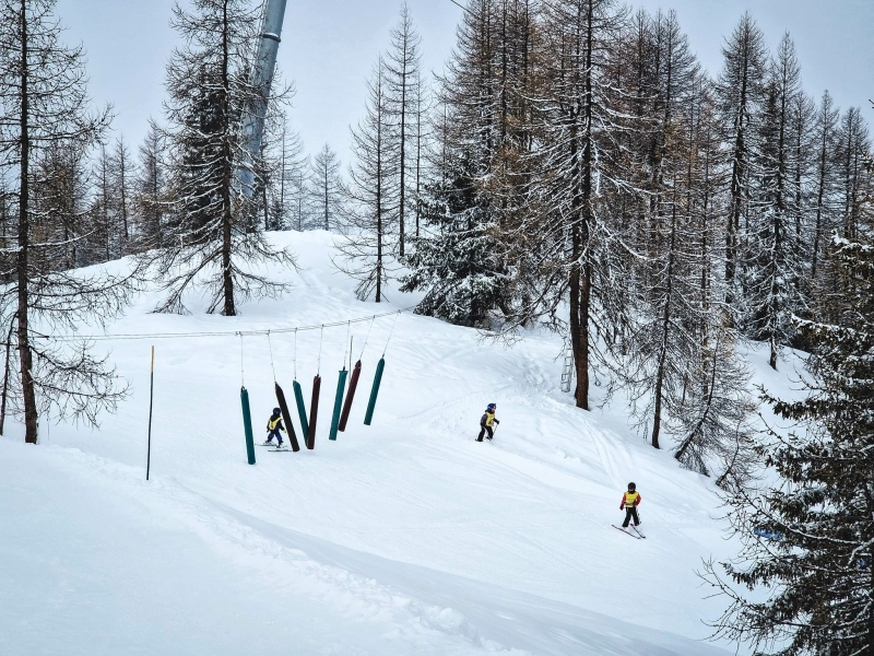 Skiles met ESF: kinderen met skileraar op de piste