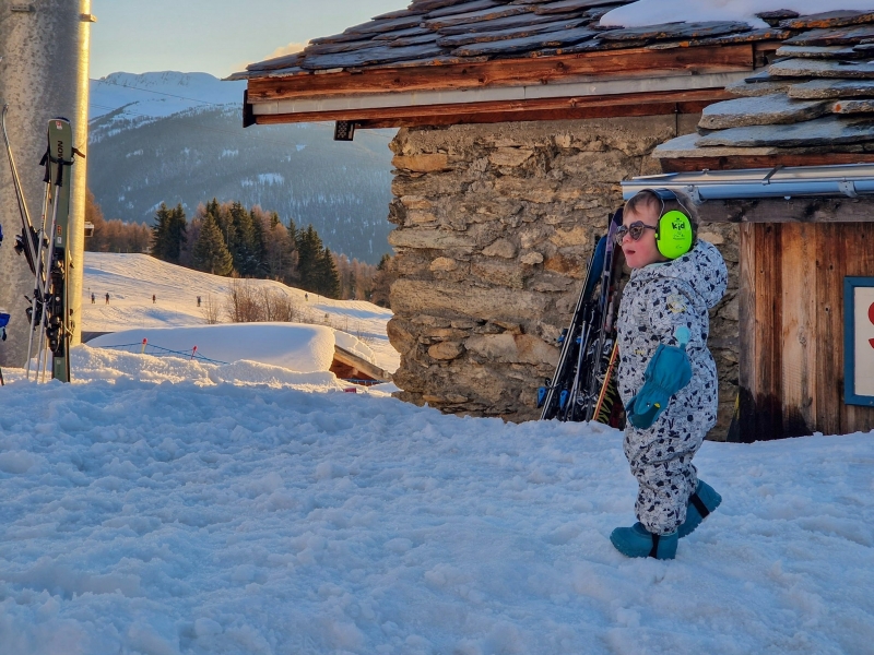 Peisey-Vallandry kind in de sneeuw bij het chalet