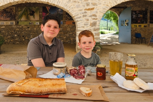 Picknick Ardeche Frankrijk met gezin Picknick Ardeche Frankrijk met gezin