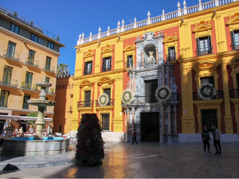 Plaza del Obispo in Málaga met Palacio Episcopal Plaza del Obispo in Málaga met fontein en het Palacio Episcopal