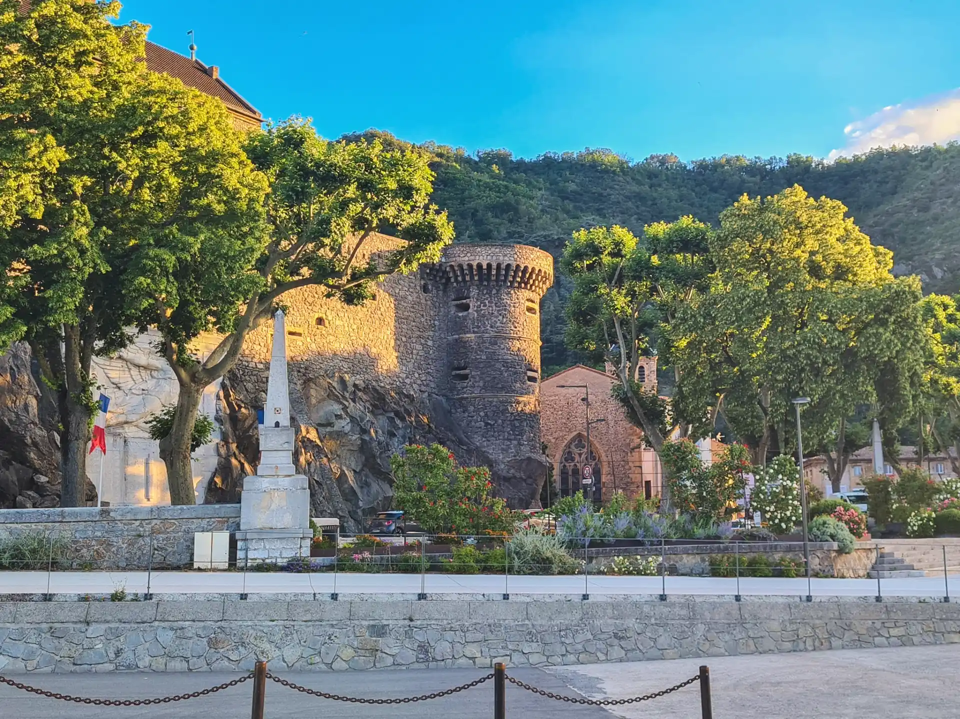 Plein en monument in Tournon-sur-Rhône