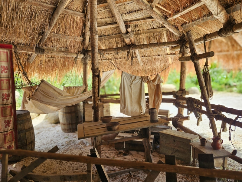 Puy du Fou Spanje historisch hutdecor Puy du Fou Spanje historisch hutdecor