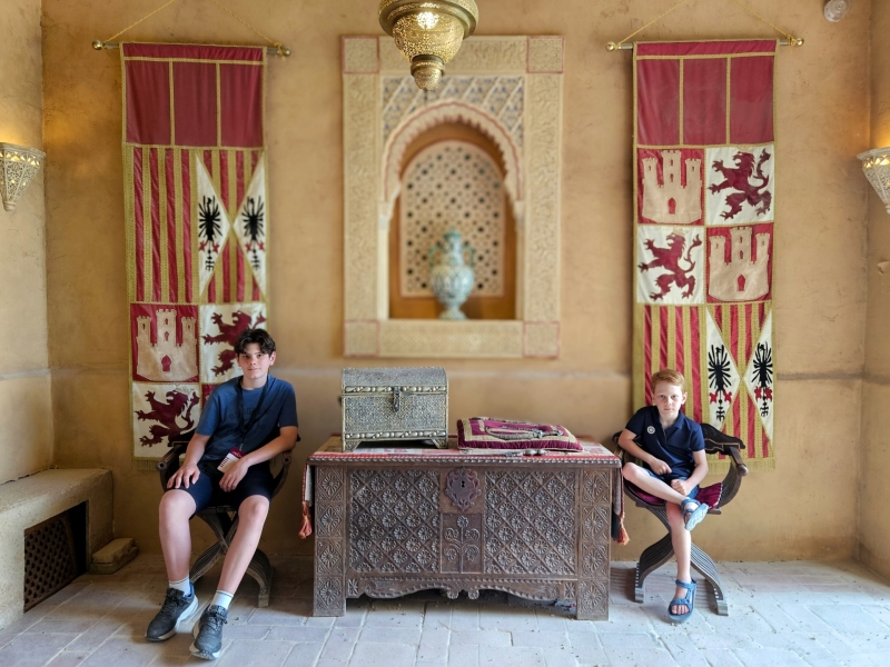 Puy du Fou Spanje met kinderen Moors decor