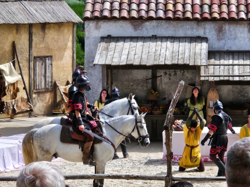 Puy du Fou Spanje Romeins showdecor Ruiters en Romeins decor tijdens El Misterio de Sorbaces