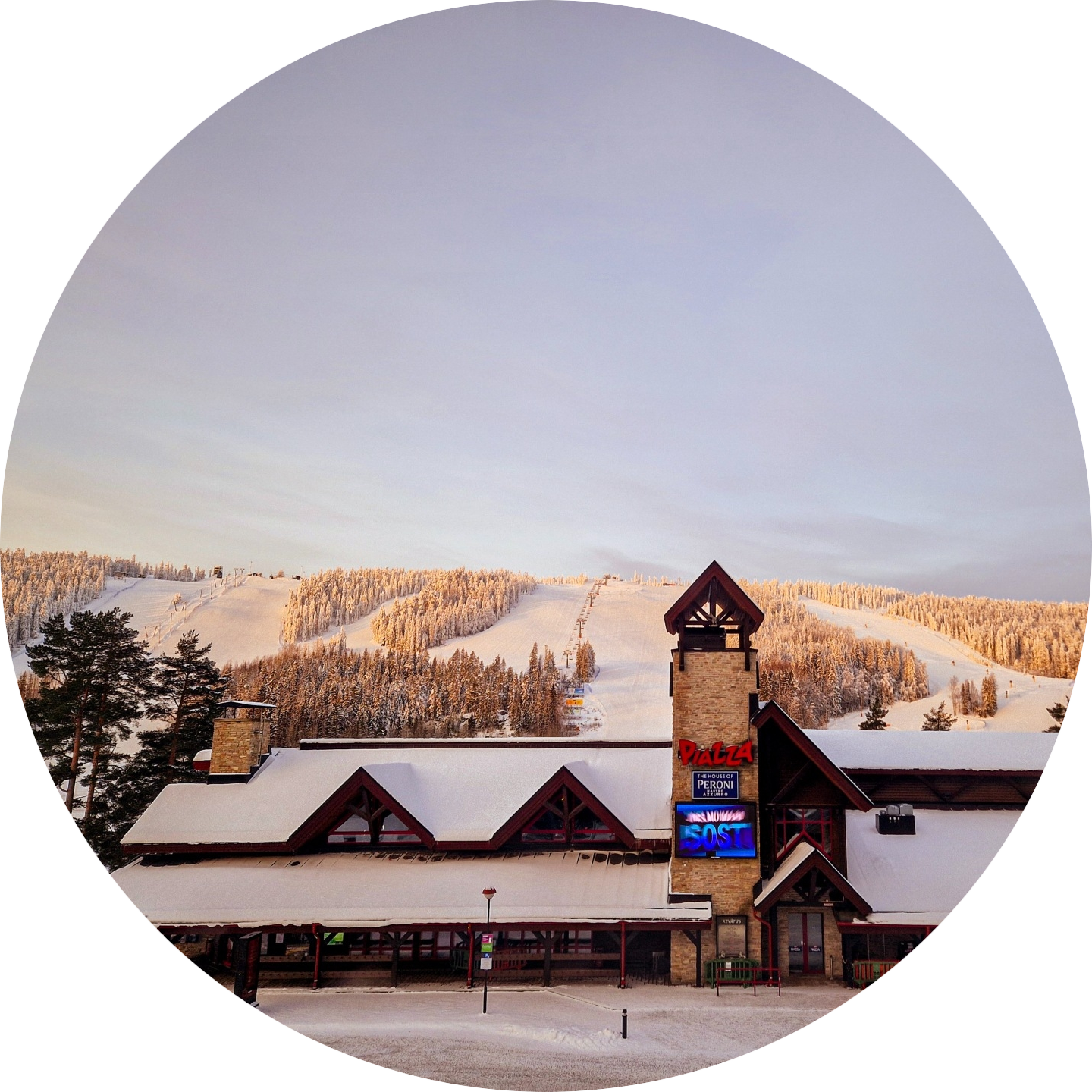 Gebouw met restaurants in Tahko voor de skipistes vlak bij Break Sokos Hotel Tahko