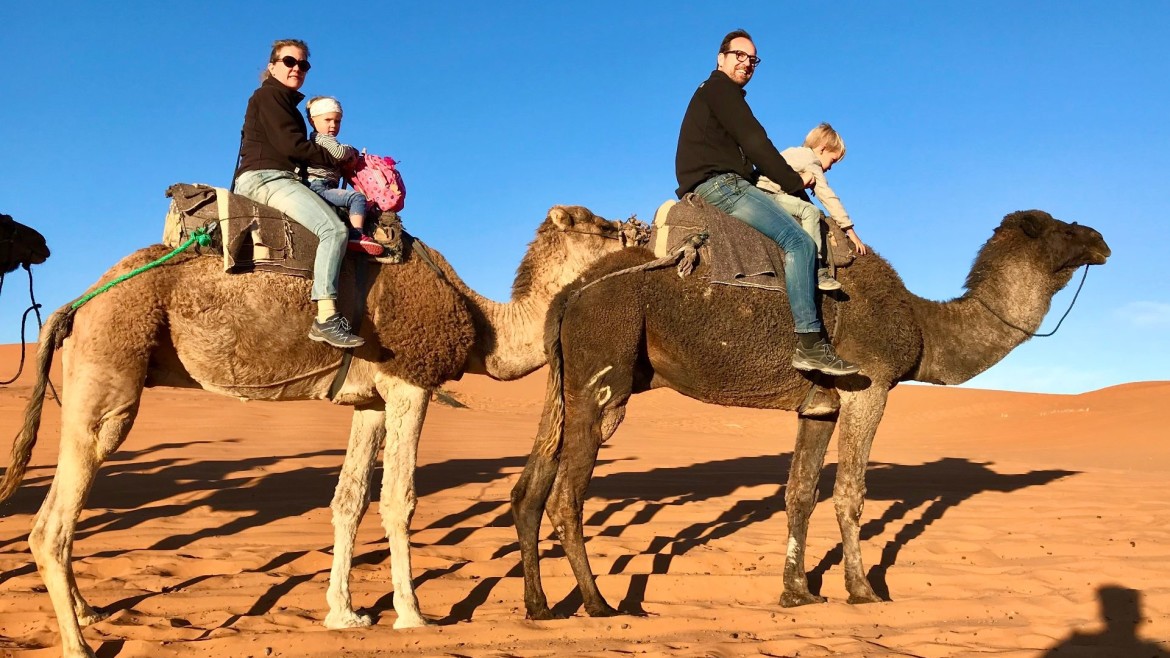 Rijden op een dromedaris in Marokko met kinderen