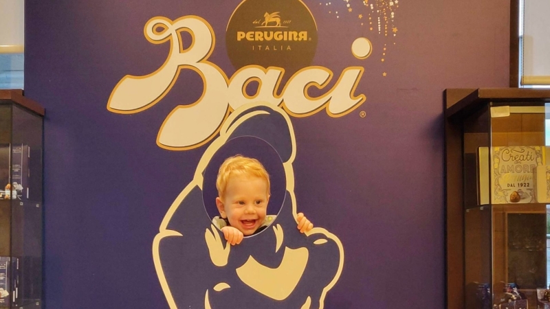 Rondleiding door de Perugina Baci fabriek in Perugia met een baby
