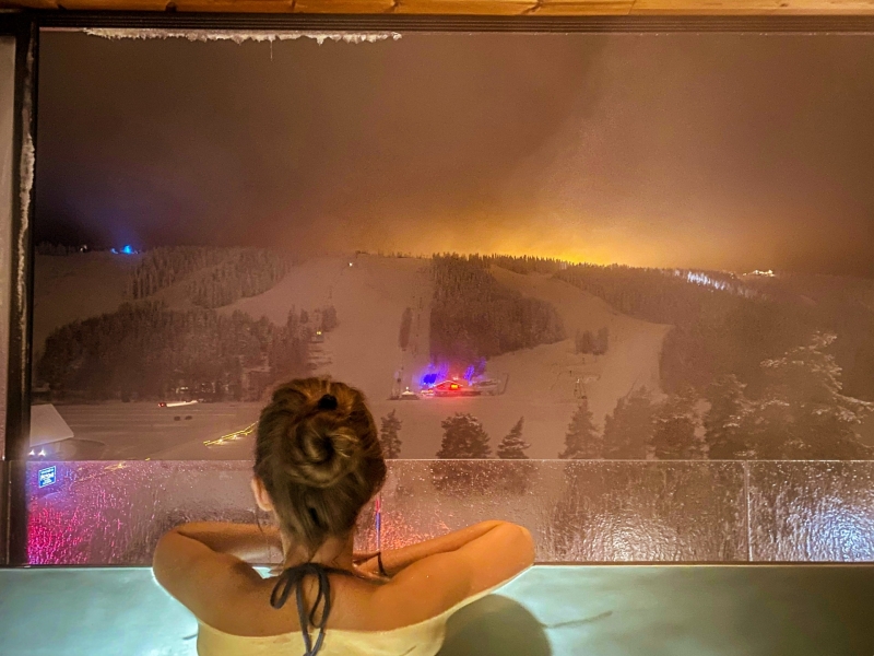 Bubbelbaden in de rooftop wellness van Break Sokos Hotel Tahko met panoramisch uitzicht op het skigebied